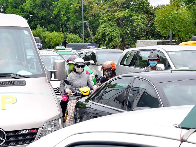 Tại các nút giao, dòng phương tiện gặp xung đột tạo nên khung cảnh khá hỗn loạn 